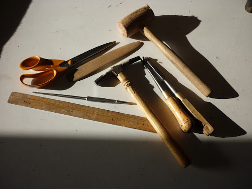 Principaux outils du tapissier-sellier