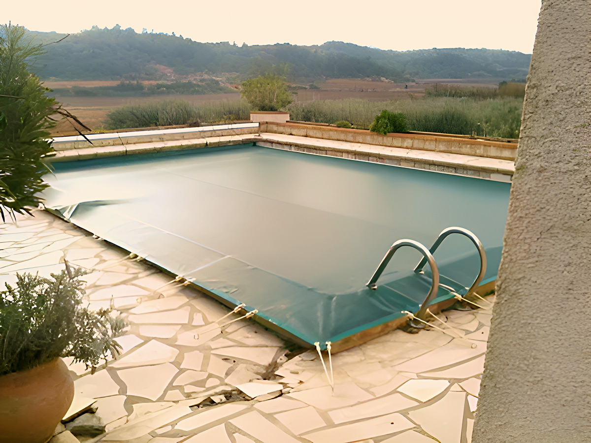 Bâche de protection et d'hivernage de piscine en PVC Précontraint® 705 Filet d'hivernage de piscine sur-mesure PVC précontraint Serge Ferrari 332 coloris vert et rail aluminium