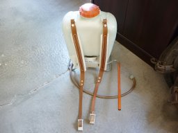 20100609 Divers - Réfection de bretelles de sulfateuse en cuir (P1010427)