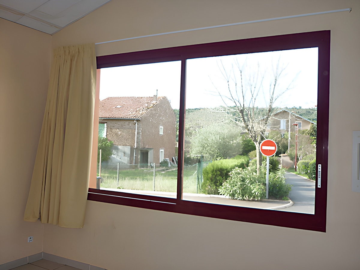 Rideaux 100% occultant et non-feu Confection sur-mesure de rideaux opaques pour salles de réunion, de projection...