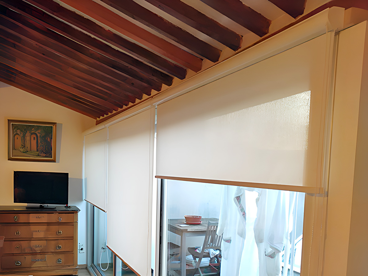 Installation de 3 stores rouleaux coffre à chainettes en toile PVC Serge Ferrari Soltis 99 Installation de 3 stores rouleaux coffre à chainettes en toile PVC Serge Ferrari Soltis 99