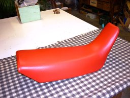 20140122 Sellerie moto - Réfection d'une selle de moto en simili cuir rouge (09)