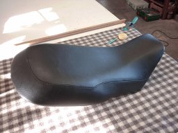 20140123 Sellerie moto - Réfection d'une selle de moto en cuir noir (P1040085)