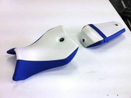 20140522 Sellerie moto - Réfection de selles de moto simili cuir bleu roi & blanc (IMG_0951)