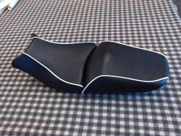 20150226 Sellerie moto - Réfection d'une selle de moto en simili Cotting Boeing-2000 N&B (1) IMG_091312