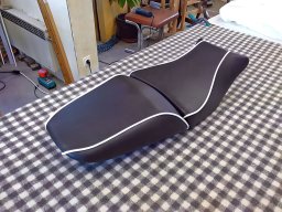 20150226 Sellerie moto - Réfection d'une selle de moto en simili Cotting Boeing-2000 N&B (2)