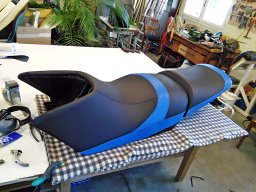 20170801 Sellerie moto - Réfection selle de Jet-Ski surmesure en Stamskin Top Ferrari noir & bleuroi + agrafes inox + renfort couture film imperméable