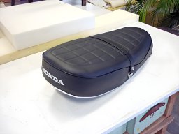 20170904 Sellerie moto - Réfection d'une selle de moto Honda en cuir noir (5)