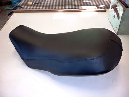20170904 Sellerie moto - Réfection d'une selle de moto en cuir noir (4)
