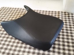 20240923 Sellerie moto - Réfection de selle de moto en cuir noir (IMG_144436)