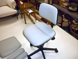 20110105 Sellerie médicale - Réfection d'une table d'auscultation et d'un fauteuil de podologue en Stamskin-Top (P1020217)