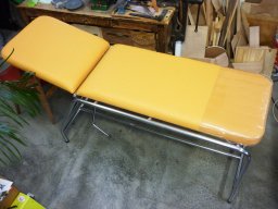 20120705 Sellerie médicale - Réfection d'une table de massage de kinésithérapeute en Stamskin Neo (P1030392)