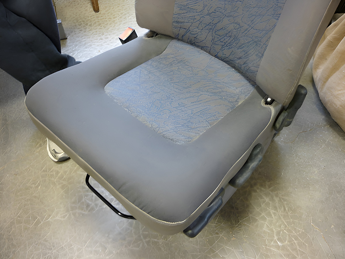 Réfection de l'assise d'un siège de véhicule utilitaire Master Renault (après) Réfection de l'assise d'un siège de véhicule utilitaire Master/Mascott Renault (après)