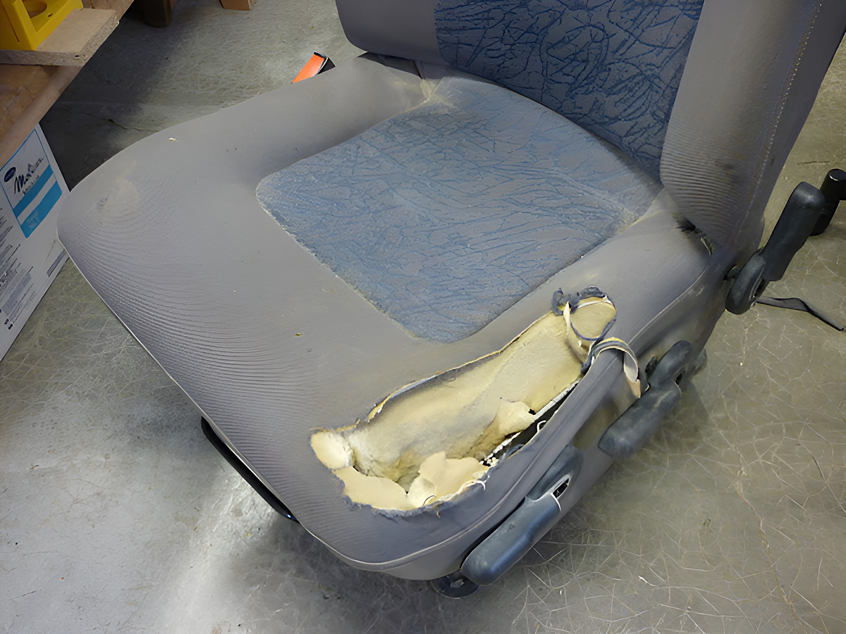 Banquette arrière de 4x4 - Avant réfection Réfection de l'assise d'un siège de véhicule utilitaire Master/Mascott Renault (avant)