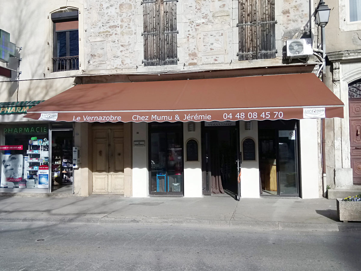 Double stores à banne avec lettrage des lambrequins protection solaire toile de store Dickson Orchestra Made in France lettrage thermocolle et logo en impression numerique