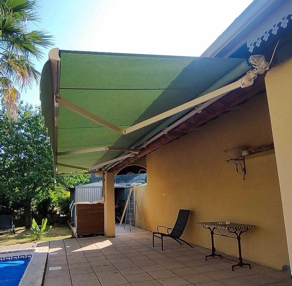 Installation d'un store banne monobloc à Cessenon-sur-Orb (34) Installation d'un store banne monobloc à Cessenon-sur-Orb (34)