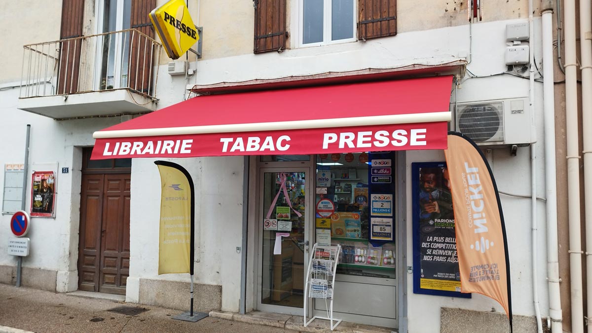 Remplacement d'un store à banne chez Librairie Presse Loto - Faure-Vincent à Saint Pons de Thomieres (34) Remplacement d'un store à banne chez Librairie Presse Loto - Faure-Vincent à Saint Pons de Thomieres (34)
