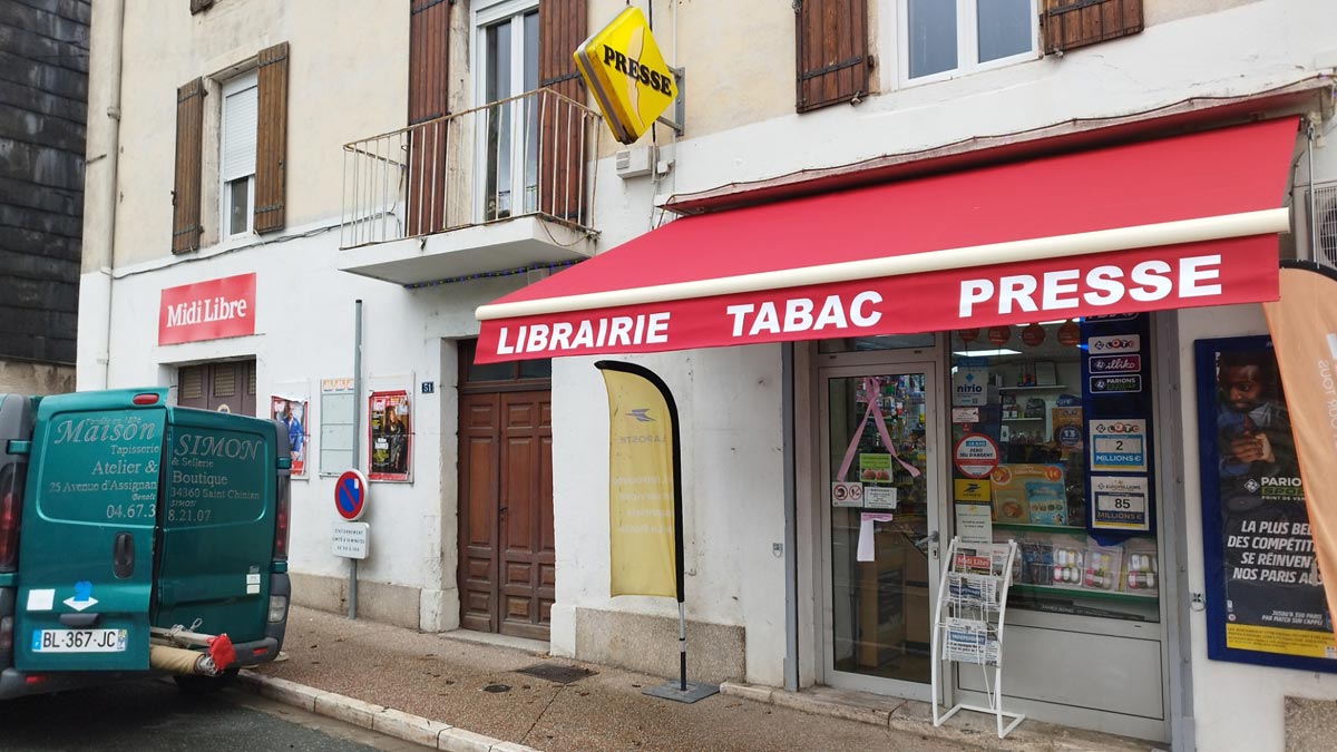 Remplacement d'un store à banne chez Librairie Presse Loto - Faure-Vincent à Saint Pons de Thomieres (34) Remplacement d'un store à banne chez Librairie Presse Loto - Faure-Vincent à Saint Pons de Thomieres (34)