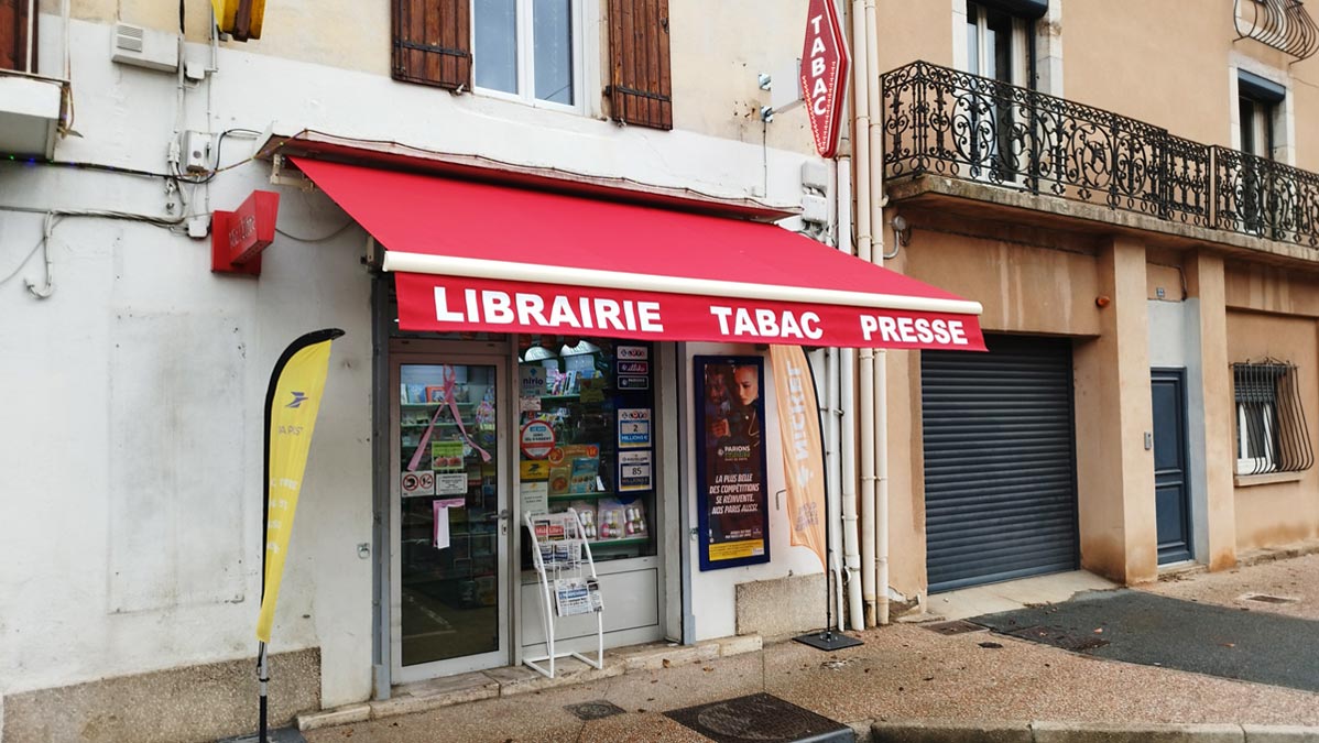 Remplacement d'un store à banne chez Librairie Presse Loto - Faure-Vincent à Saint Pons de Thomieres (34) Remplacement d'un store à banne chez Librairie Presse Loto - Faure-Vincent à Saint Pons de Thomieres (34)