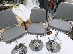 20211201 Tapisserie d'ameublement - Réfection de chaises de comptoir en cuir gris souris avec repose-pieds (DSC_0227)