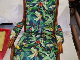 20230303 Tapisserie d'ameublement - Réfection d'un fauteuil Voltaire style Louis-Philippe en tissu floral (IMG_172703)