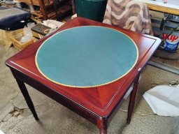 20231024 Tapisserie d'ameublement - Réfection d'une table à jeux mouchoir pliable marquétée en cuir (IMG_104221)