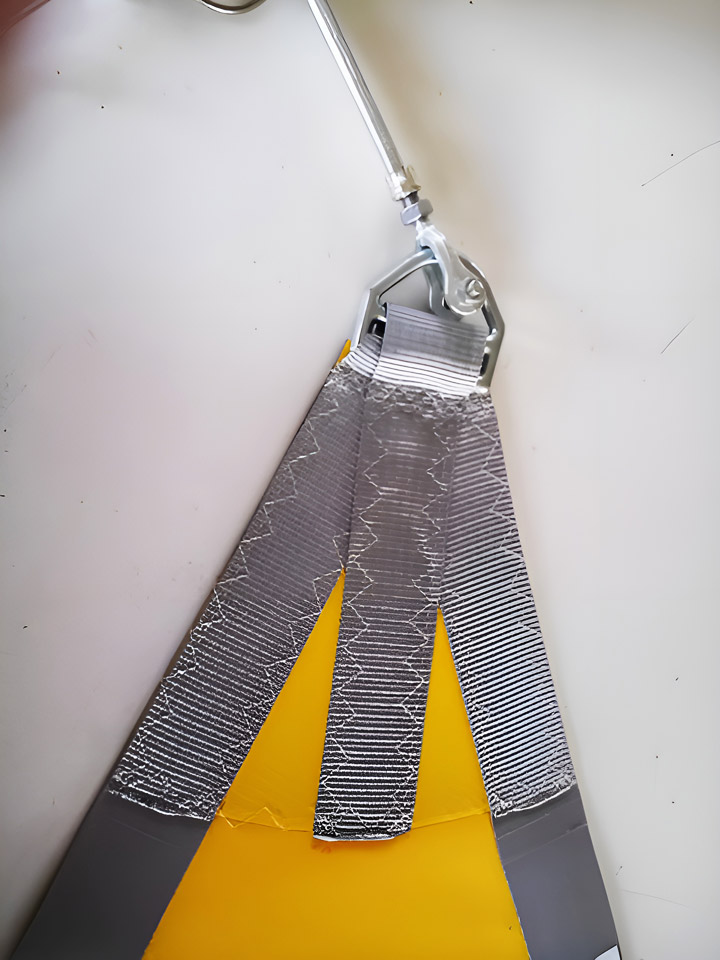 Finition et détail d'une pointe en sangle de voile d'ombrage Finition et détail d'une pointe en sangle de voile d'ombrage