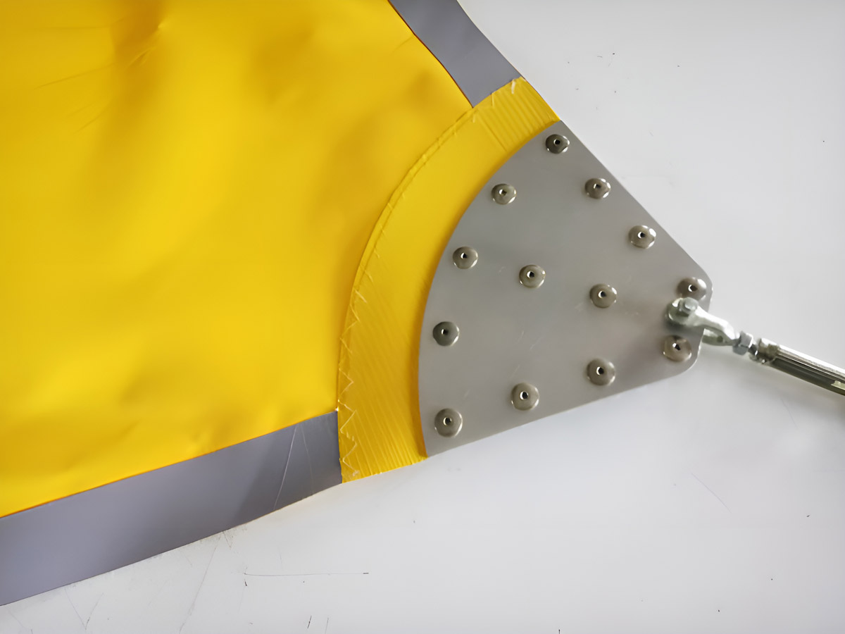 Finition et détail d'une pointe en aluminium de voile d'ombrage Finition et détail d'une pointe en aluminium de voile d'ombrage