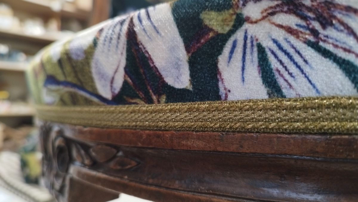 Bergère finition passementerie 20250320 Bergere coussin passementerie