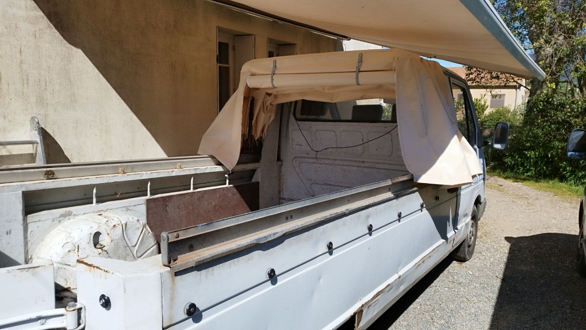 Bâche fourgon Renault Trafic repliée Bâche fourgon Renault Trafic repliée